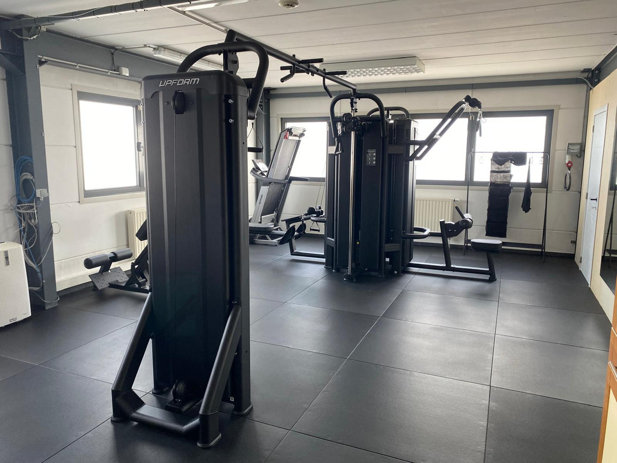 Ingerichte bedrijfsgym met krachtstations en cardiotoestellen