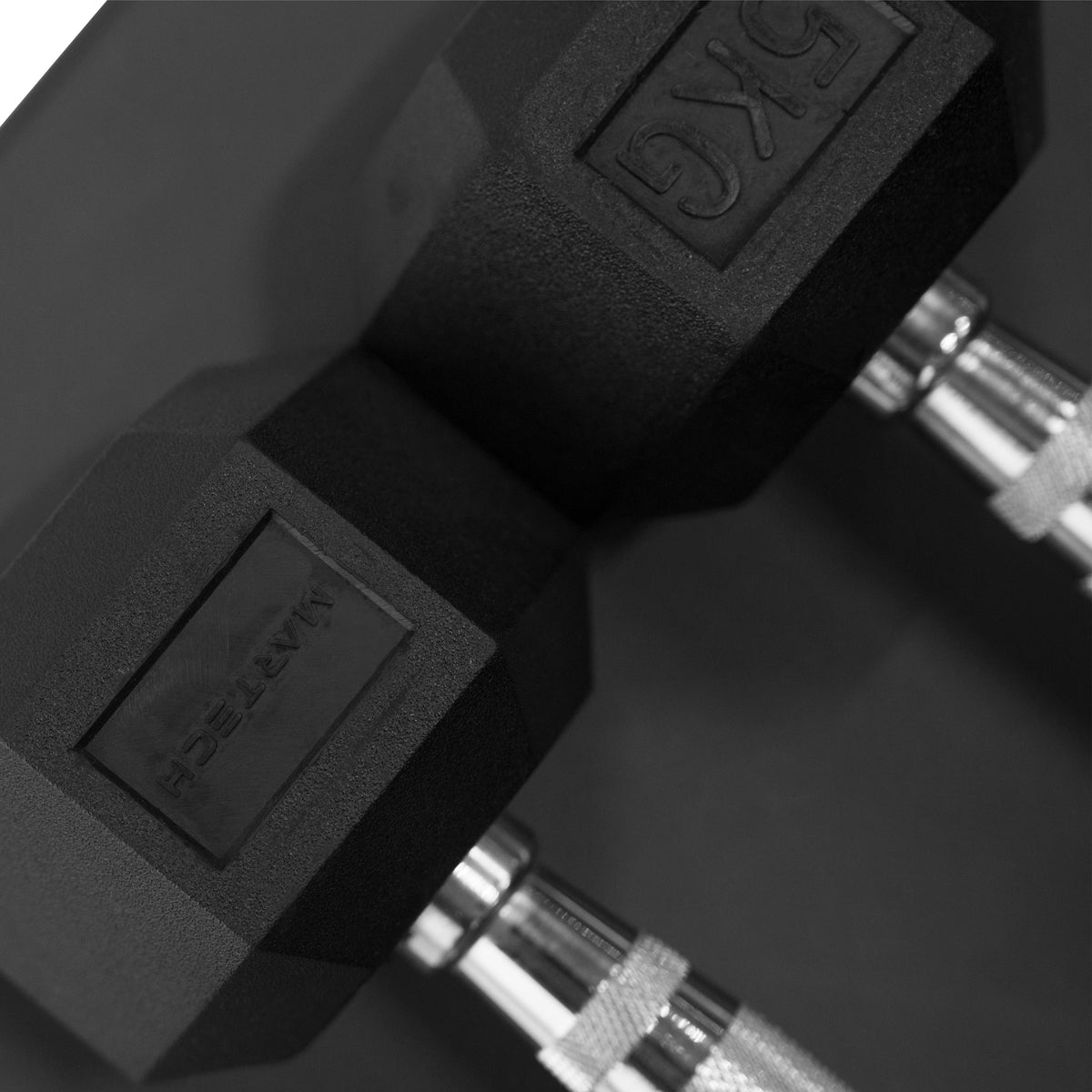 Twee hexagon dumbbells van 5 kg naast elkaar