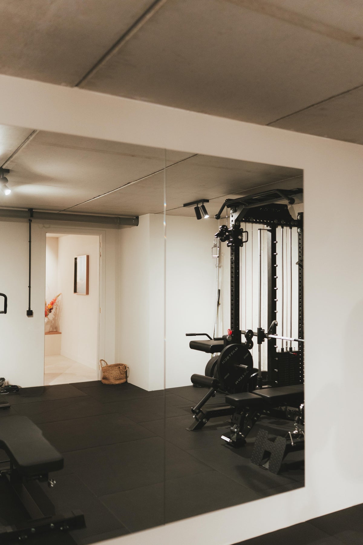 Krachtstation met kabelkolom in een homegym