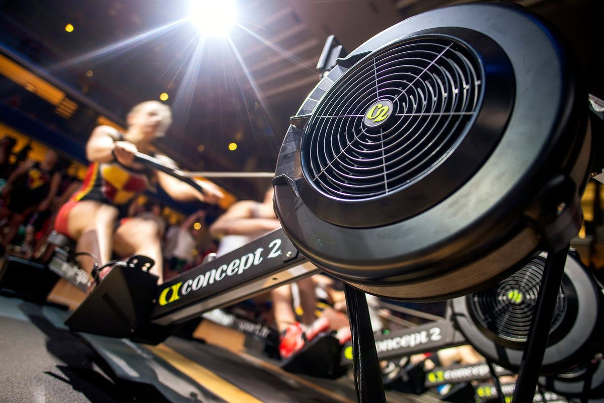 Concept2 roeiwedstrijd met een RowErg op de voorgrond