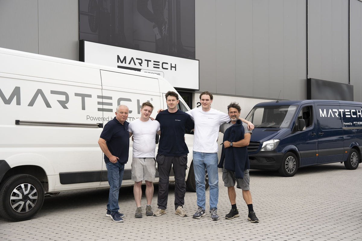 Het team van Fitnessdepot voor de vestiging in Ranst, met twee bestelwagens