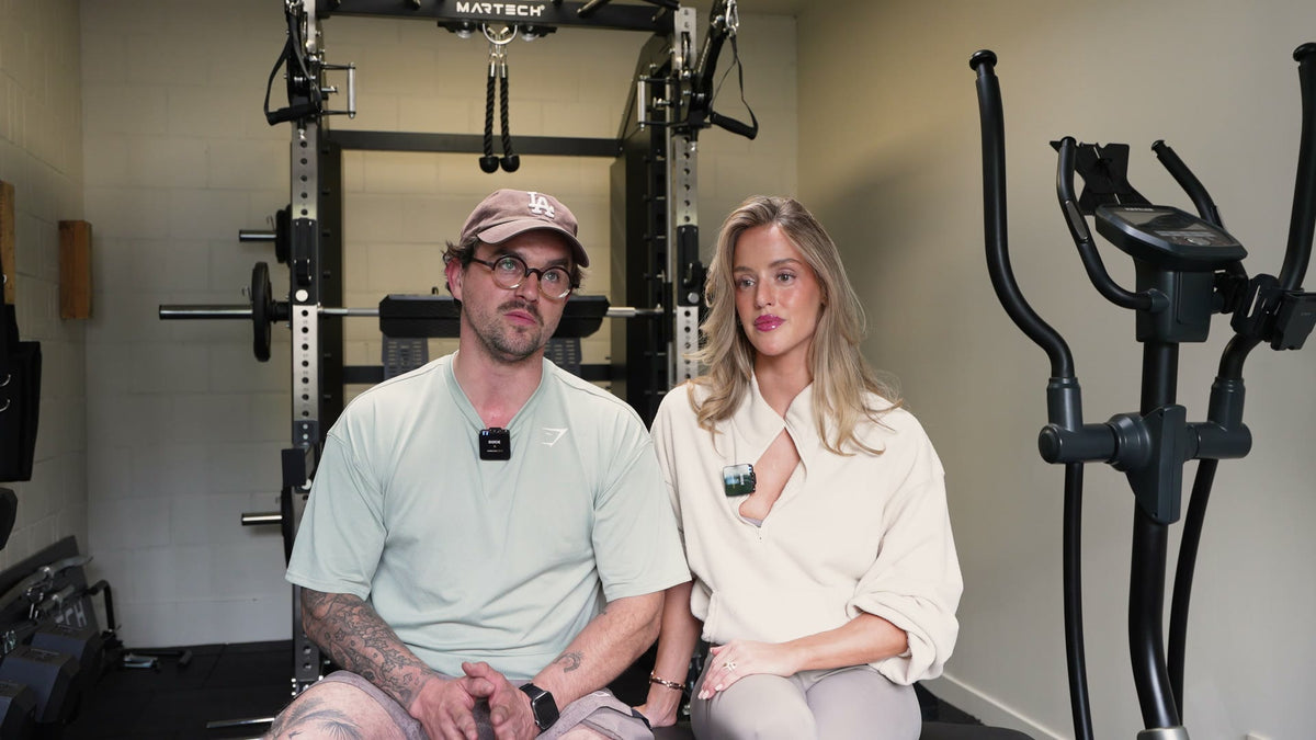 Un couple partage son expérience avec Fitnessdepot depuis sa salle de sport à domicile équipée d'un rack Martech