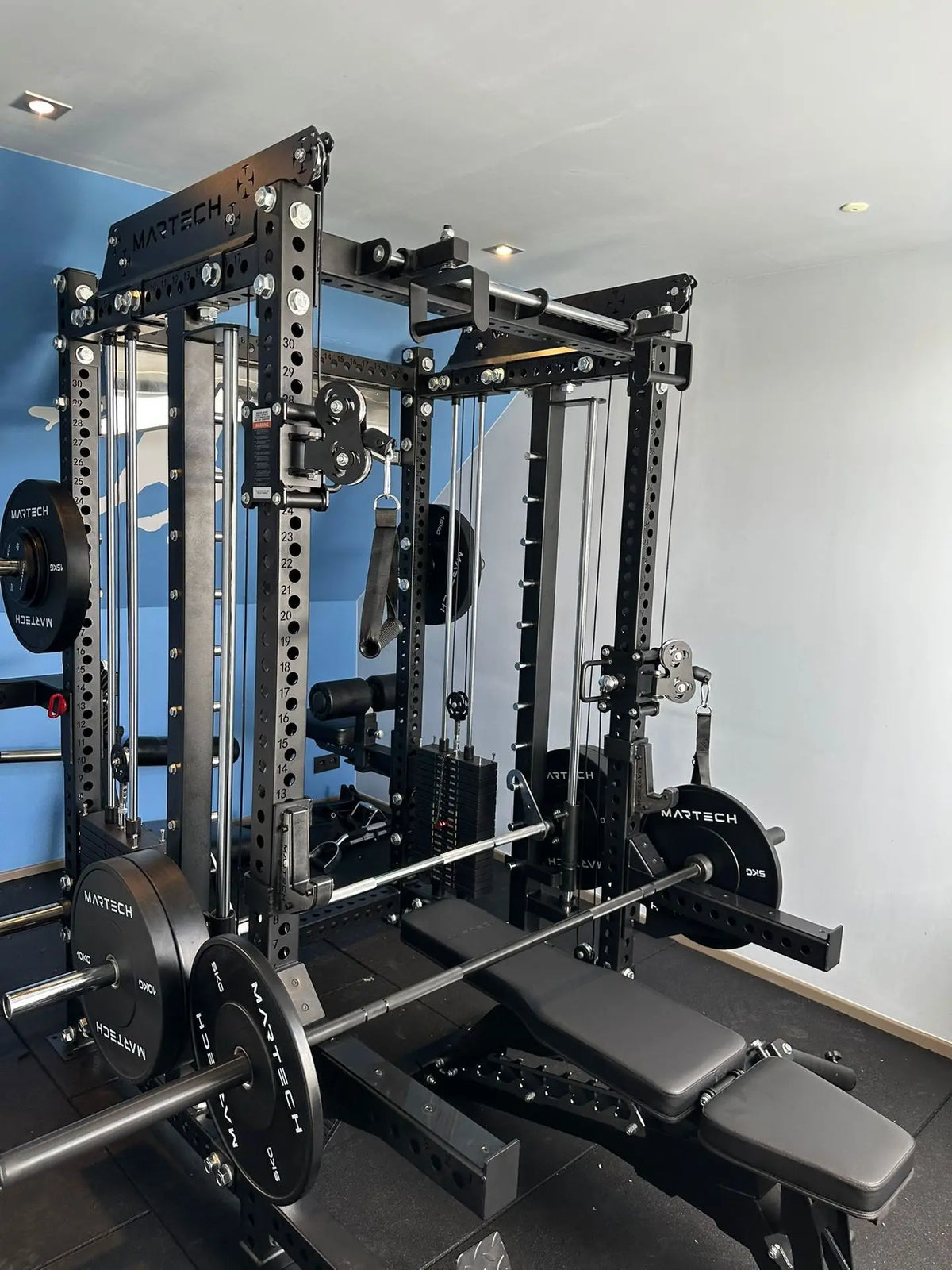 Rack Martech M8 avec barre et banc de musculation au SkyGym