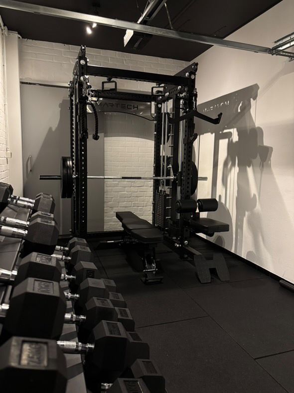 Maximale functionaliteit op 14m² – de nieuwe gym van Coach Jake Plaskie!