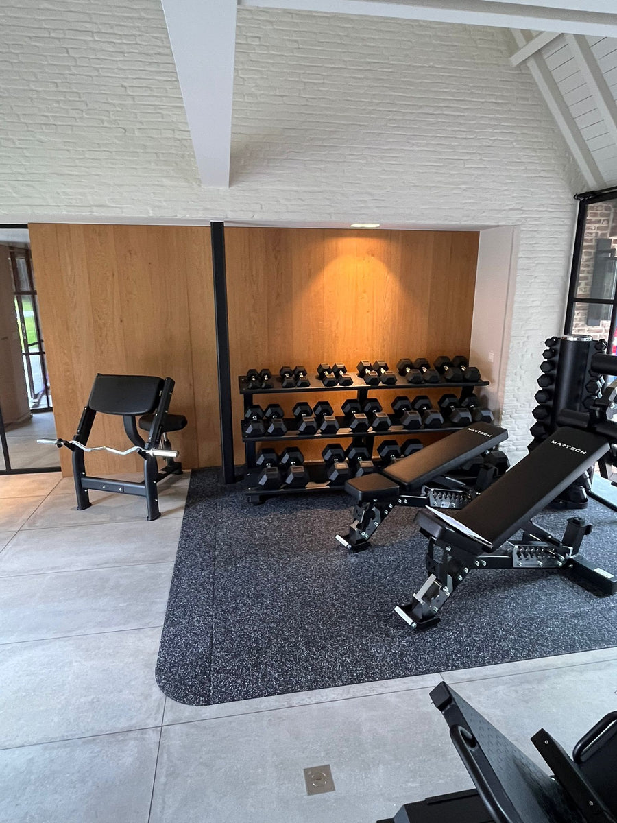 Halterset op een sportvloereiland in een fitnessruimte