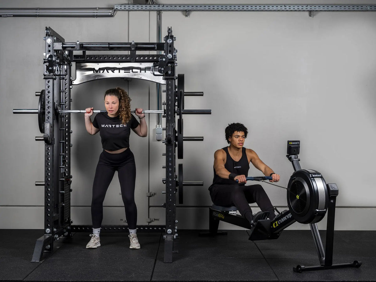 Ingerichte homegym met rack, halterbank en rubberen sportvloer
