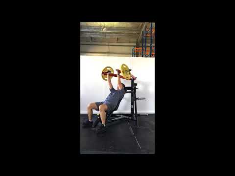 Steelflex PLIP-BR plate loaded incline press in beeld