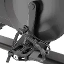 detailopname-van-het-pedaal-met-stevige-voetriemen-en-de-duurzame-crank-van-de-flow-fitness-s2i-indoor-cycle.webp